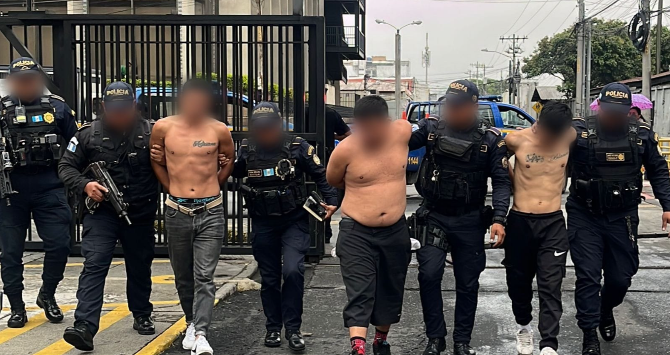 Los capturados fueron identificados como Alejandro “N”, de 24 años; Hans “N”, de 28 años y Walter “N”, de 25 años. / Foto: PNC