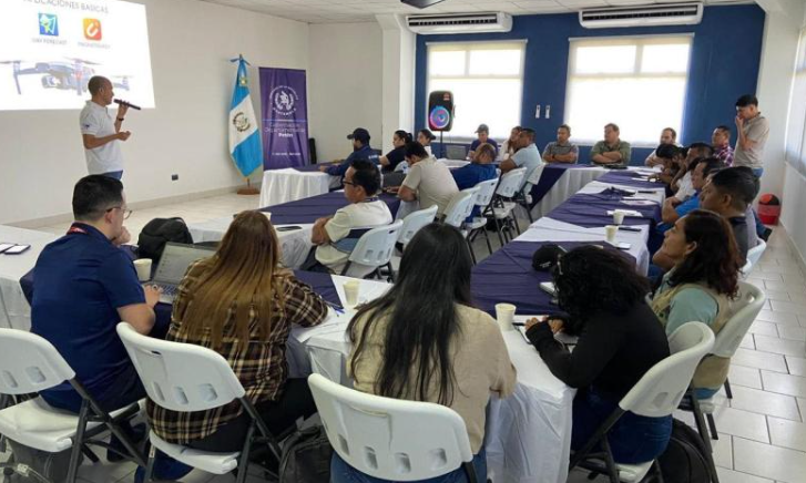 DGAC capacitó a comunicadores sobre el uso adecuado de drones./Foto: DGAC.