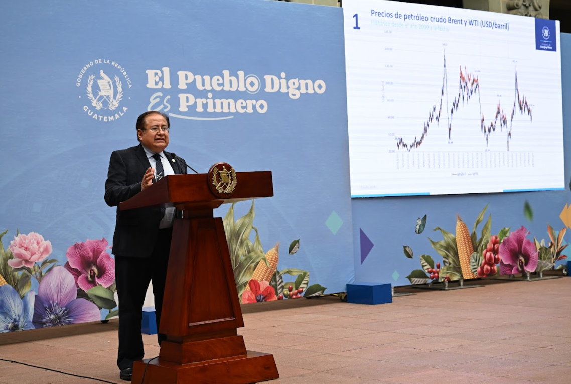 Ministro de Energía y Minas comparte que el precio del petróleo afectará la economía en Guatemala. (Foto: Byron de la Cruz)