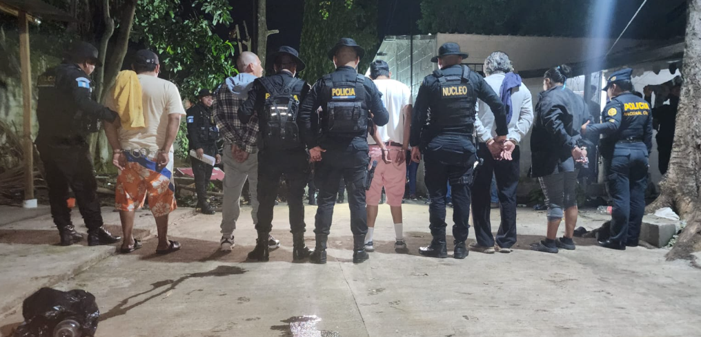 Durante los cateos, las autoridades lograron la aprehensión de cinco personas. / Foto: PNC.