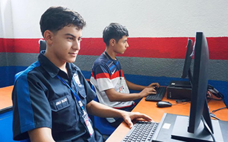 Comunas de cuatro municipios de Quiché reciben insumos para talleres de computación