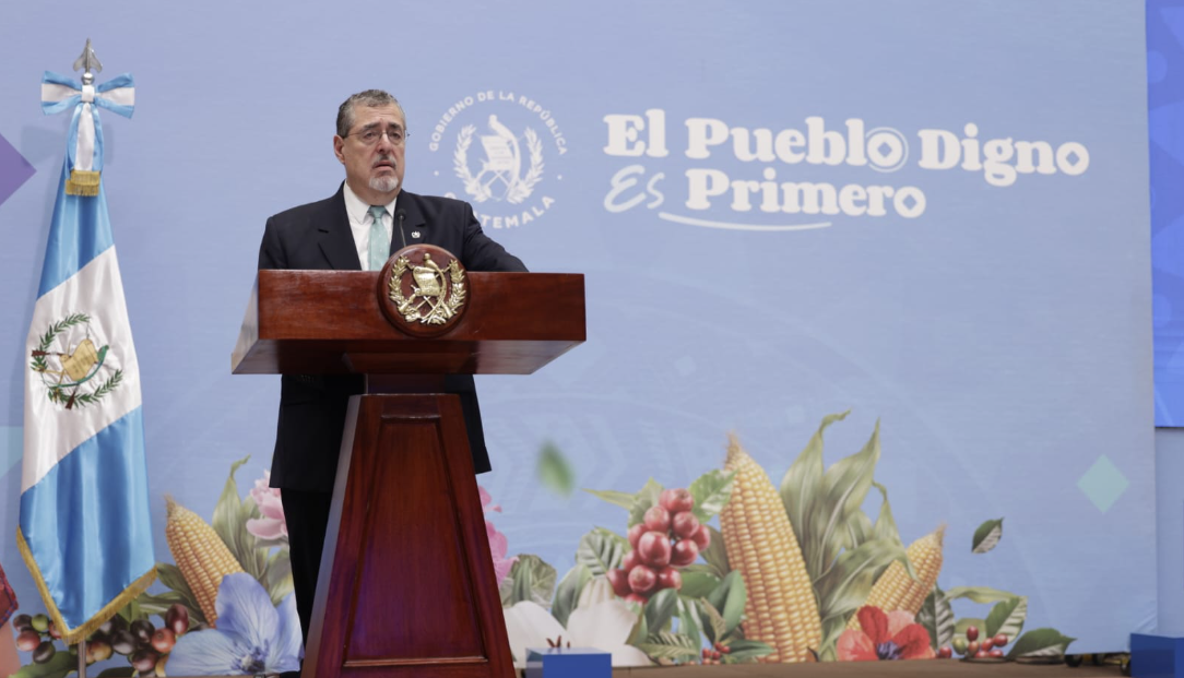 El presidente Bernardo Arévalo, durante la Ronda, en Palacio Nacional de la Cultura
