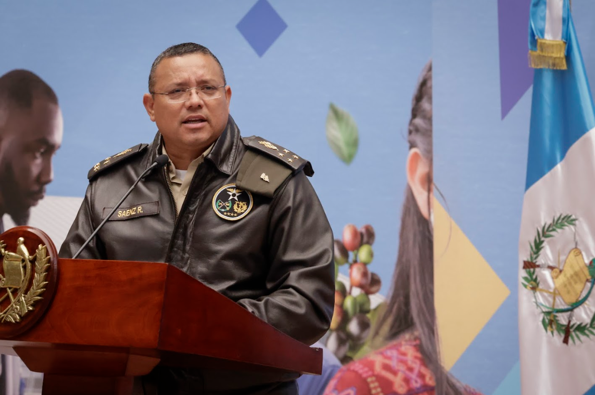 En conferencia de prensa, el ministro de la Defensa Nacional, Henry Sáenz, comunicó los avances en diversos temas de interés nacional. / Foto: Dickens Zamora