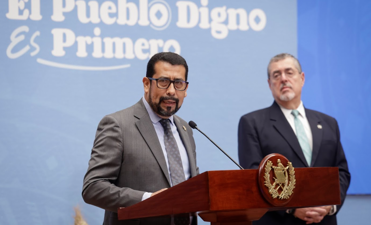 El presidente Bernardo Arévalo y el viceministro técnico de Educación, Francisco Cabrera,