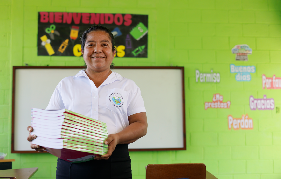 Mineduc cumple con el primer pago de aumento del 5 % a los maestros