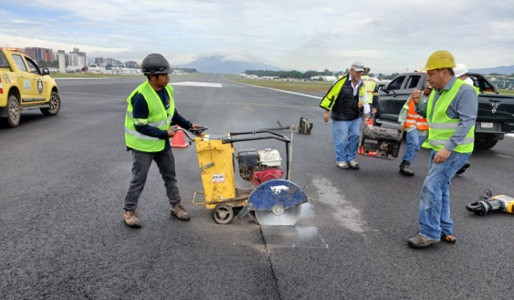 Analizan estado estructural de la pista de aterrizaje del aeropuerto La Aurora
