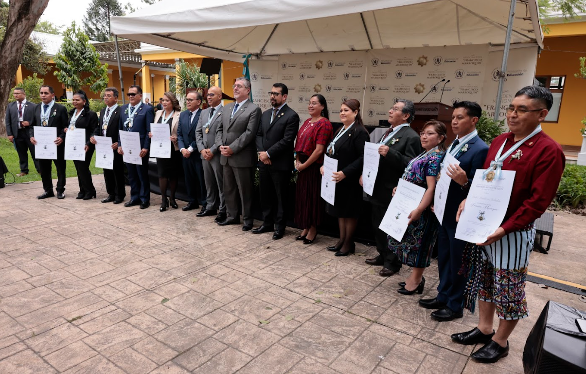 Presidente entrega Orden Nacional Francisco Marroquín a maestros distinguidos por su trayectoria
