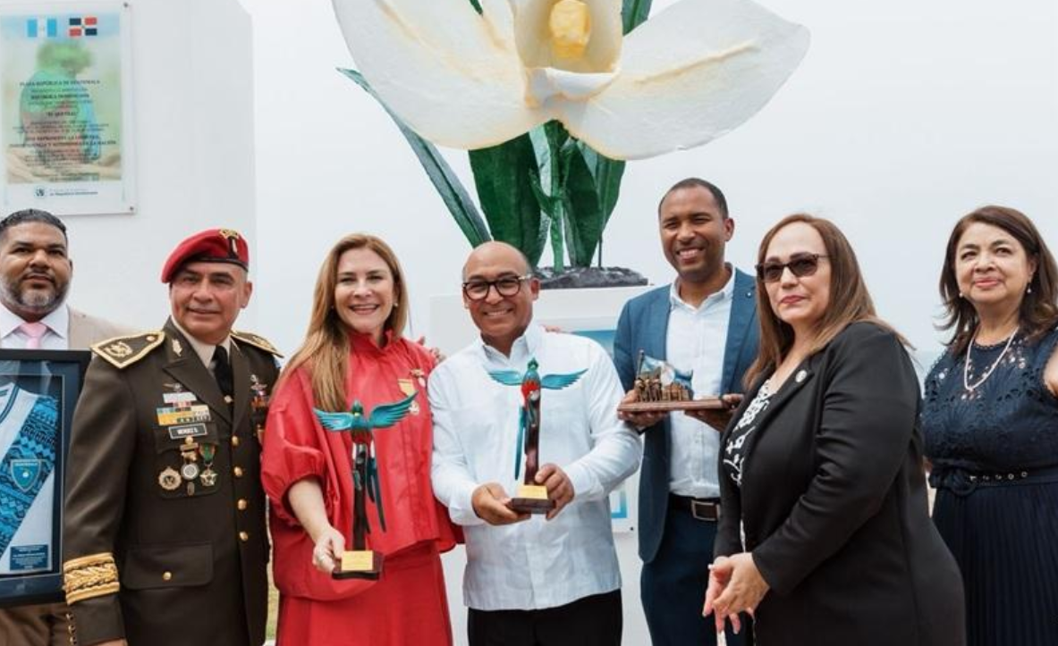 Guatemala devela la Monja Blanca en el Malecón de Santo Domingo, República Dominicana