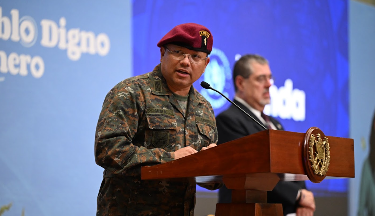 Presidente Bernardo Arévalo, reafirmó la continuidad de Henry David Saenz Ramos como Ministro de la Defensa Nacional. / Foto: Byron de la Cruz
