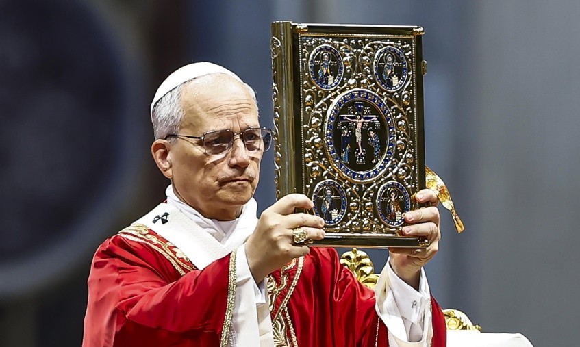 El papa pide en el Ángelus seguir trabajando para llegar a la paz a través del diálogo