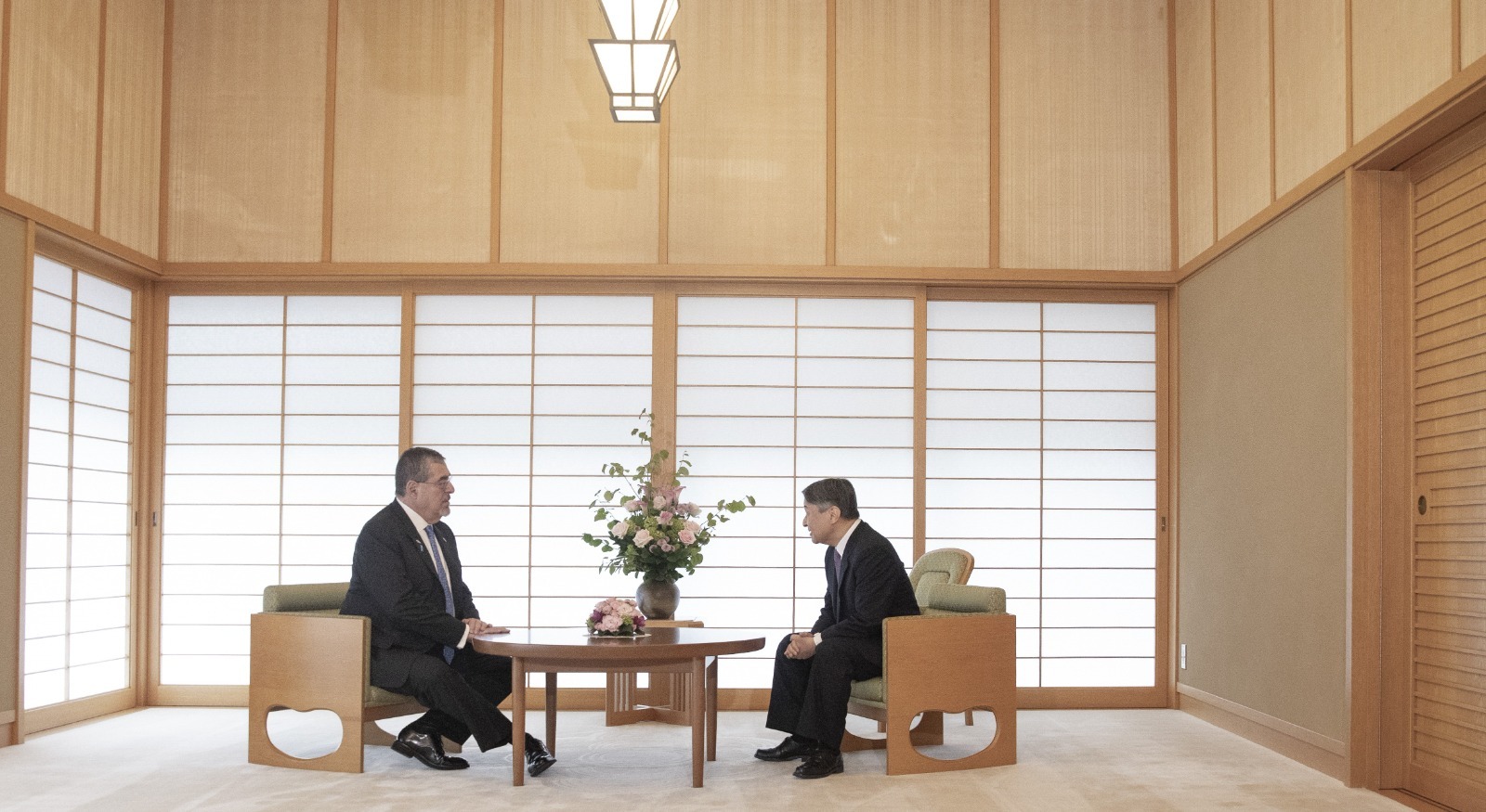 Presidente Arévalo conversa con emperador de Japón sobre amistad y cooperación