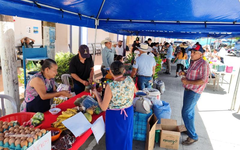 Productores y consumidores se dieron cita en el parque central de San Jacinto, Chiquimula, donde se llevó a cabo la Feria del Agricultor.