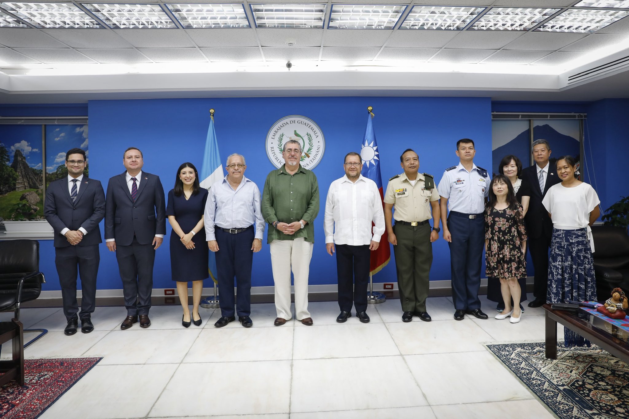 Presidente Arévalo inaugura centro de emisión de pasaportes de Guatemala en China (Taiwán)