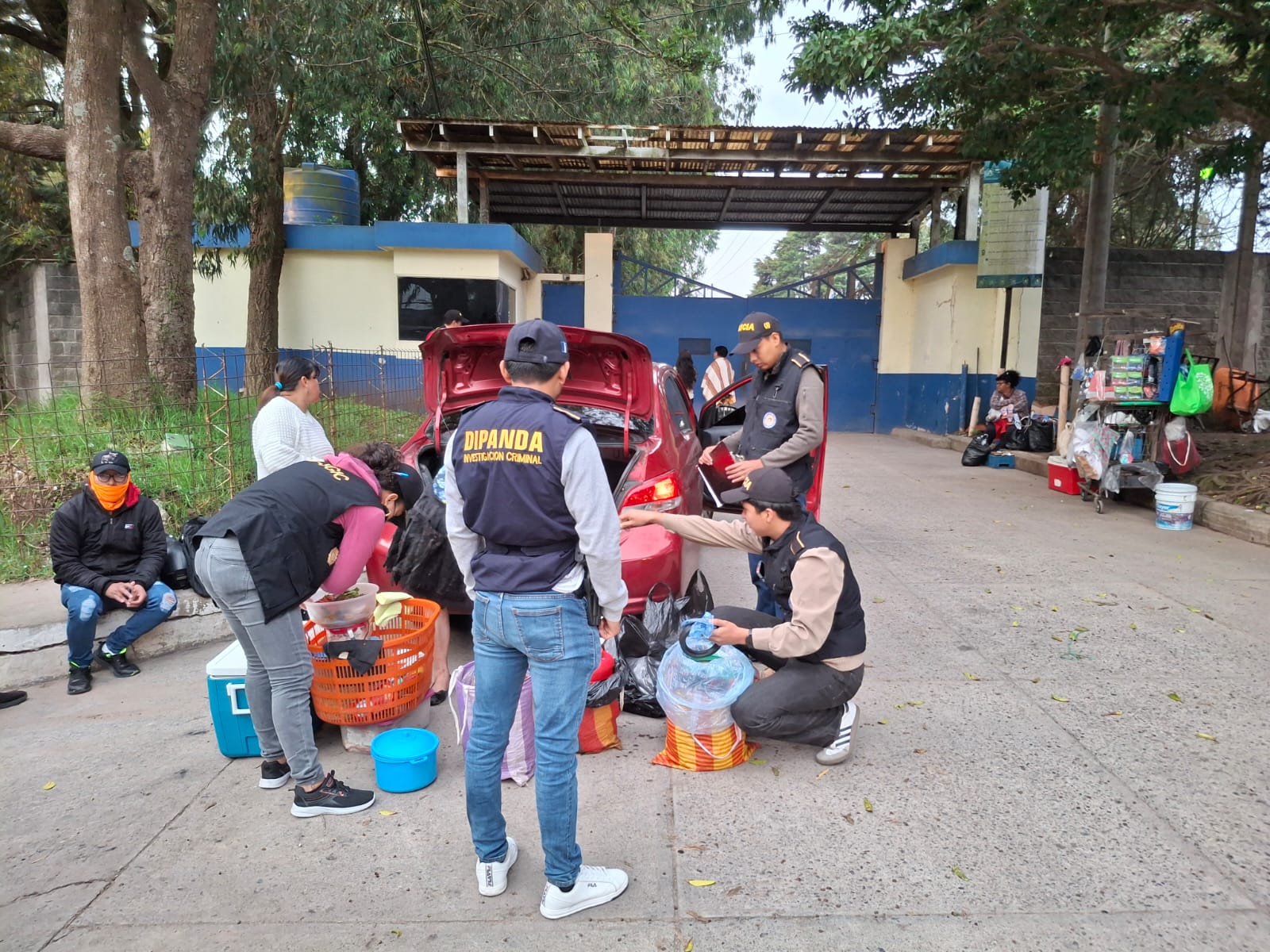 Durante las inspecciones, los agentes verifican las entidades y solvencias de las personas. / Foto: PNC.