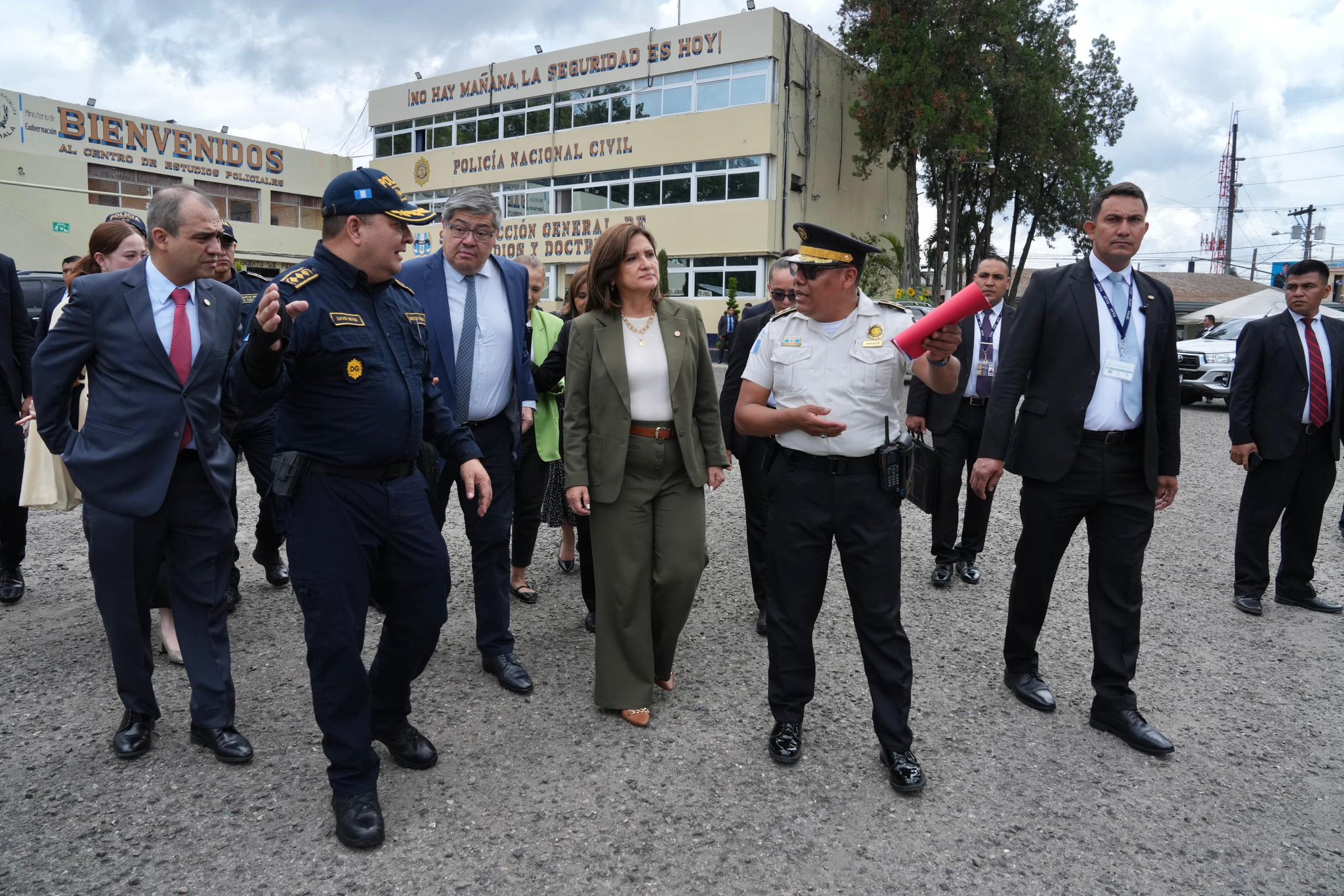 Presidenta en funciones supervisa Academia de la PNC. / Foto: Vicepresidencia de la República.