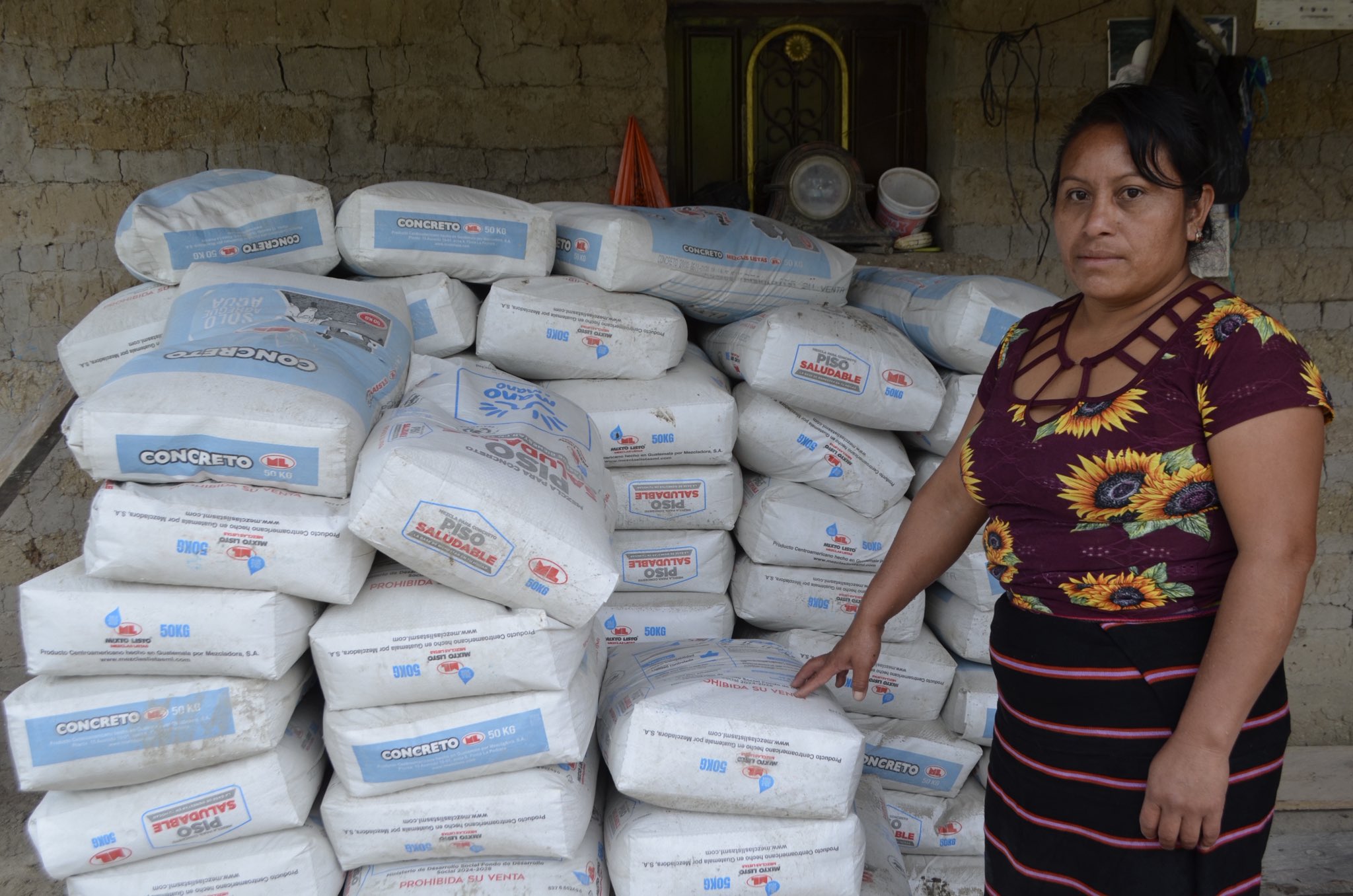 Mano a Mano: Entregan cemento para sustitución de piso de tierra en Huehuetenango y Quiché