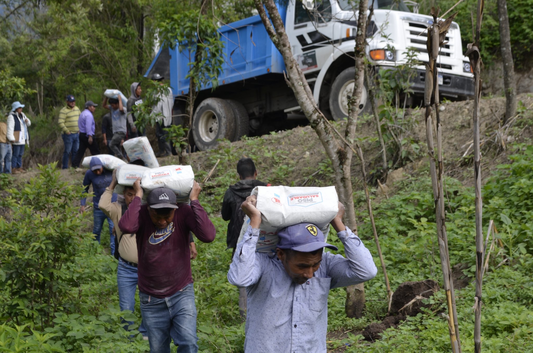 Mano a Mano: Entregan cemento para sustitución de piso de tierra en Huehuetenango y Quiché