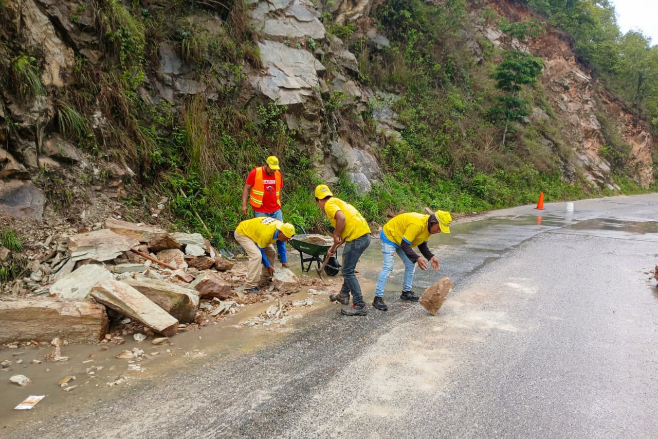 CIV responde ante emergencias por derrumbes en distintas rutas del país