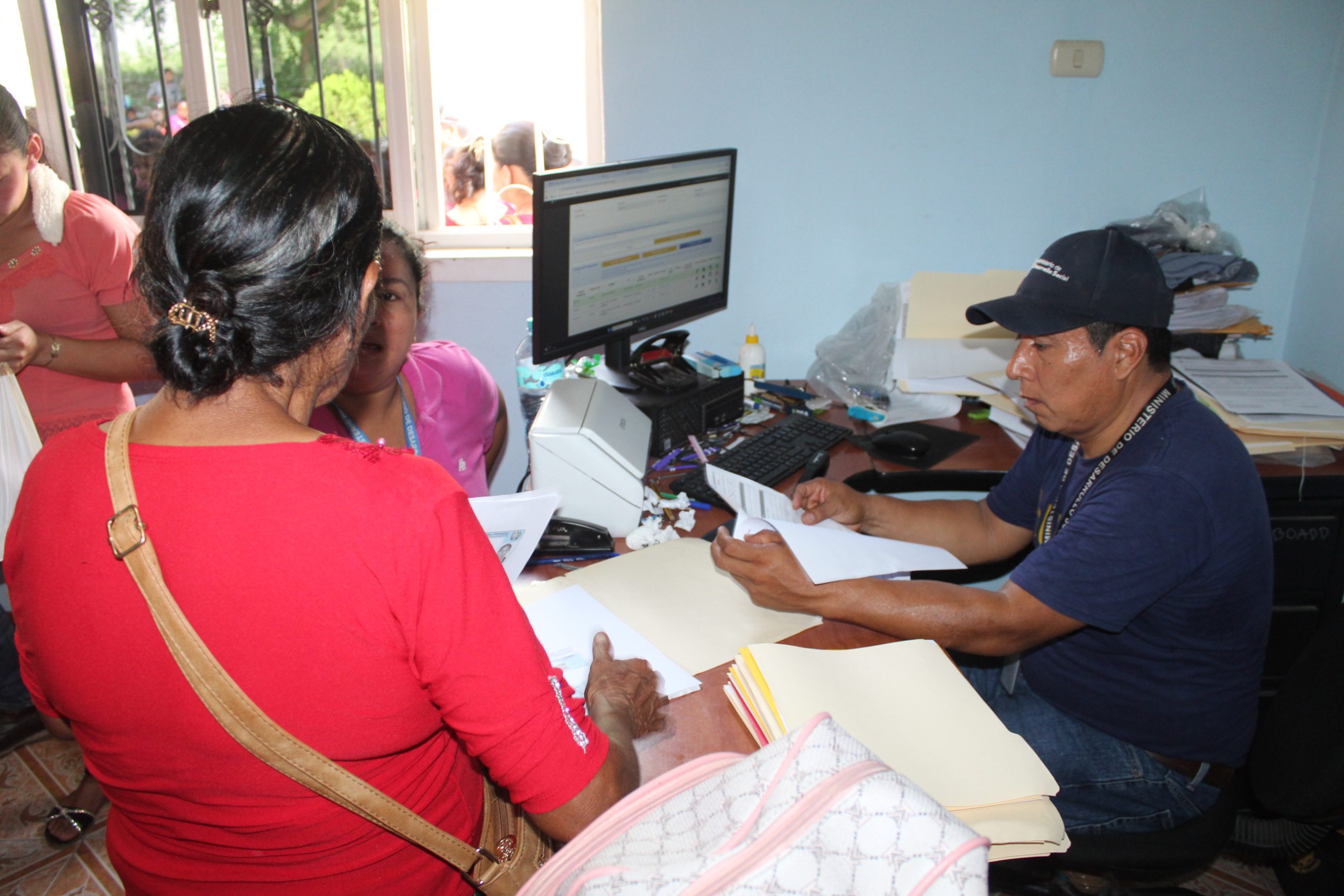 Madres firman cartas de corresponsabilidad para acceder al Bono Social en Jocotán y Camotán