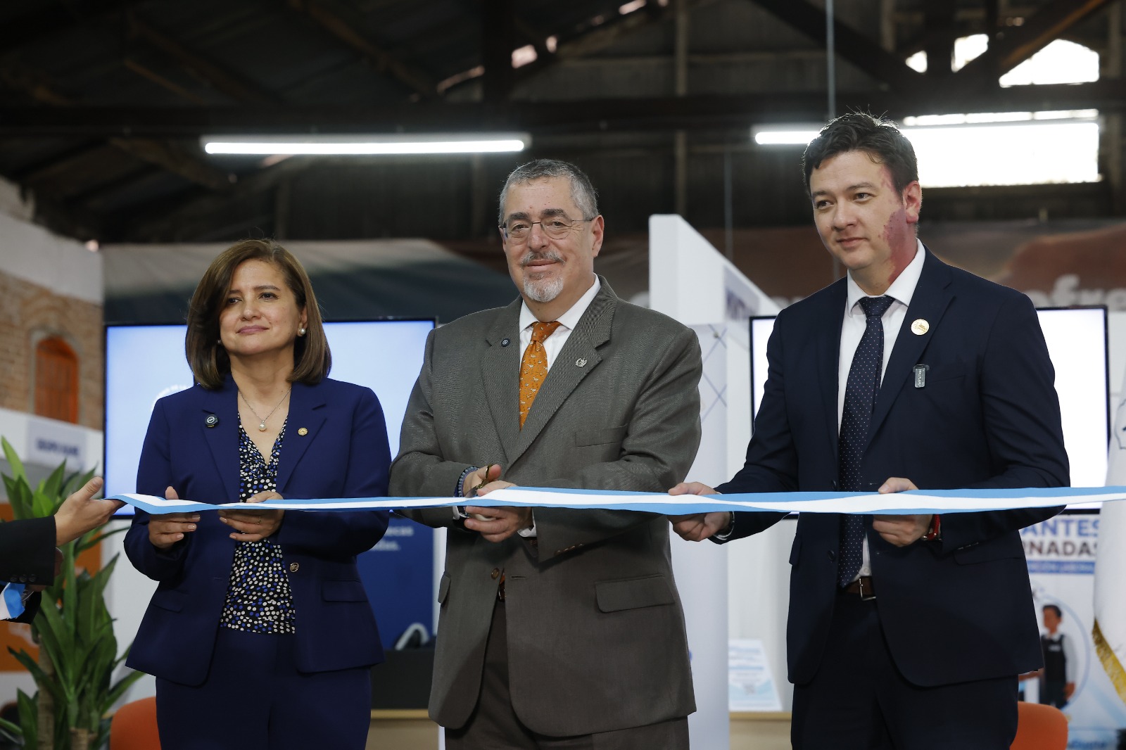 Presidente y Vicepresidenta inauguran Centro de Atención y Registro para guatemaltecos retornados