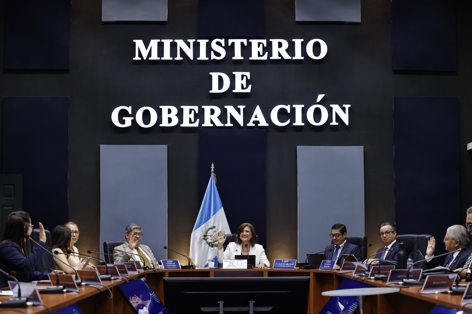 La presidenta en funciones Karin Herrera hizo una visita de supervisión al Ministerio de Gobernación