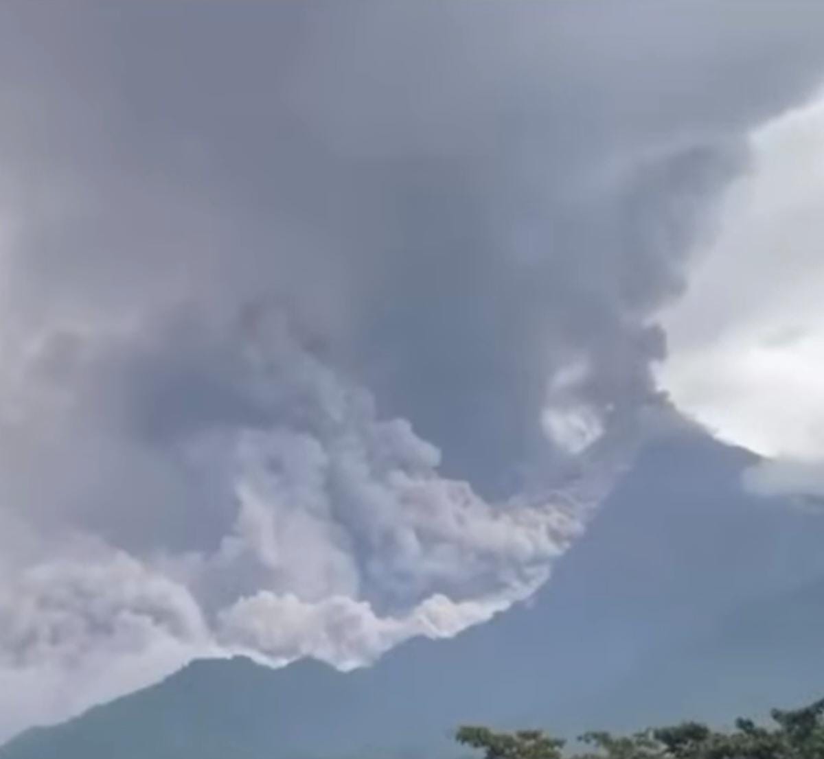 Conred declara alerta anaranjada por erupción del volcán de Fuego y lluvias