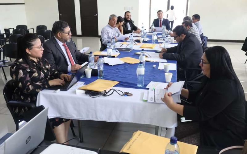 Integrantes de la Mesa Técnica del CIV revisas expedientes de obras inconclusas.