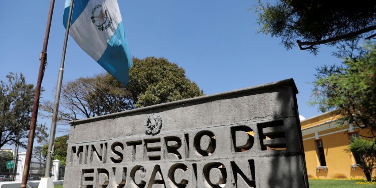 Suspenden clases en 39 centros educativos ante incremento de actividad del volcán de Fuego