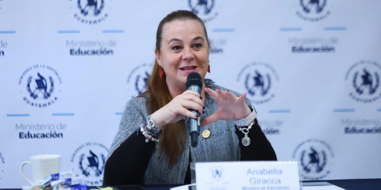 Ministra de Educación comparte que han impuesto más de 5 mil actas disciplinarias