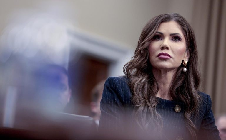 Kristi Noem, secretaria de Seguridad Interna de EE. UU. ordenó a las agencias de inmigración redoblar essfuerzos para identificar a quienes permanecen en ese país con visas vencidas.