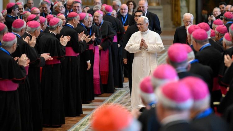 El papa León XIV, durante audiencia con obispos, a quienes advirtió sobre el riesgo de pérdida de la dignidad humana.
