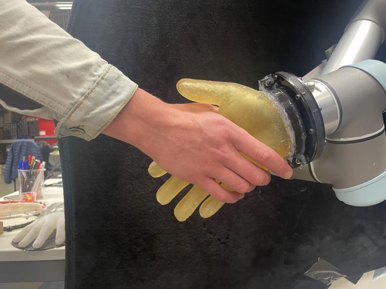 Científicos crearon una especie de piel con sensibilidad para robots.