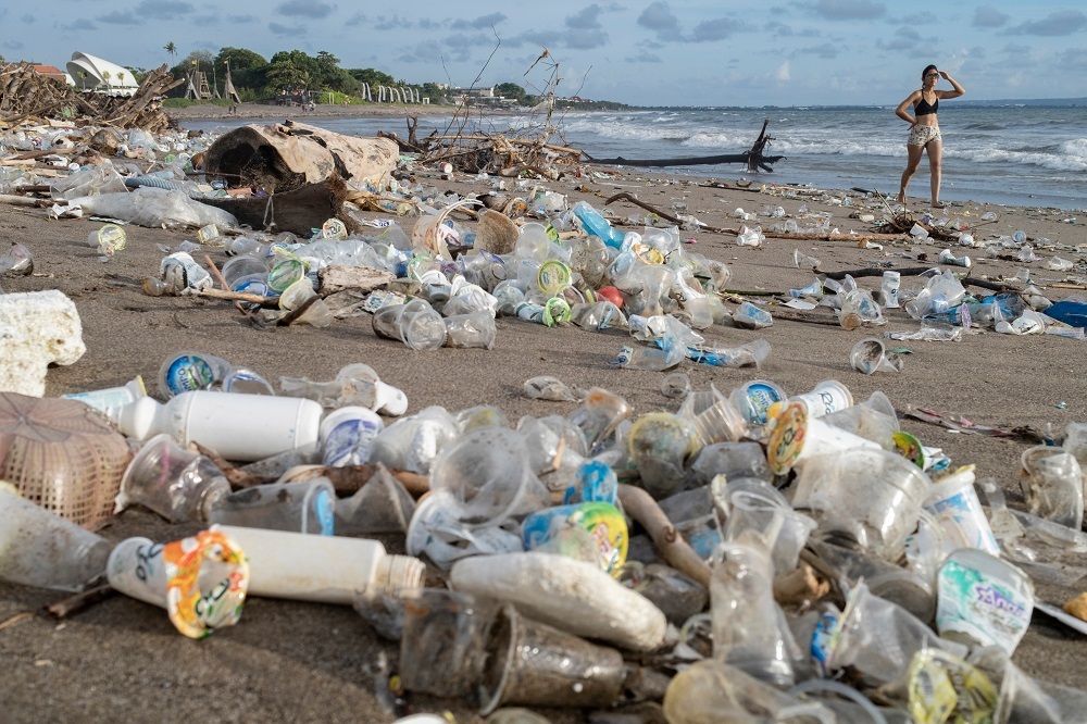 Miles de toneladas de materiales plásticos inundan playas y océanos alrededor del mundo.