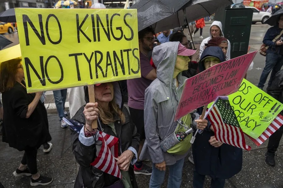 Miles de personas participan en protestas co carteles contra el autoritarismo del gobierno de Donald Trump, en Nueva York. /Foto: EFE
