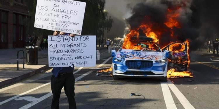 Miles de migrantes protestaron durante varios días en Los Ángeles y otras ciudades en contra de las redadas migratorias en las que se utiliza un perfil racial.