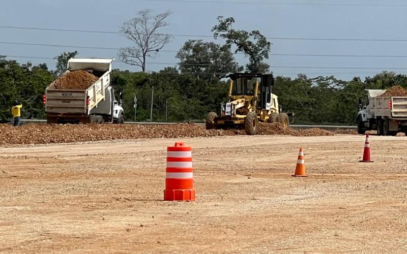 Maquinaria y personal empezaron ya a trabajar en la construcción del puente sobre el río La Pasión.