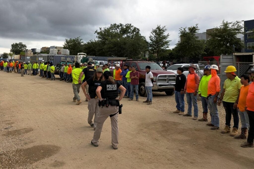 En una de las redadas en Florida las autoridades arrestaron a 100 migrantes indocumentas de diferentes países en un lugar de contrucción.