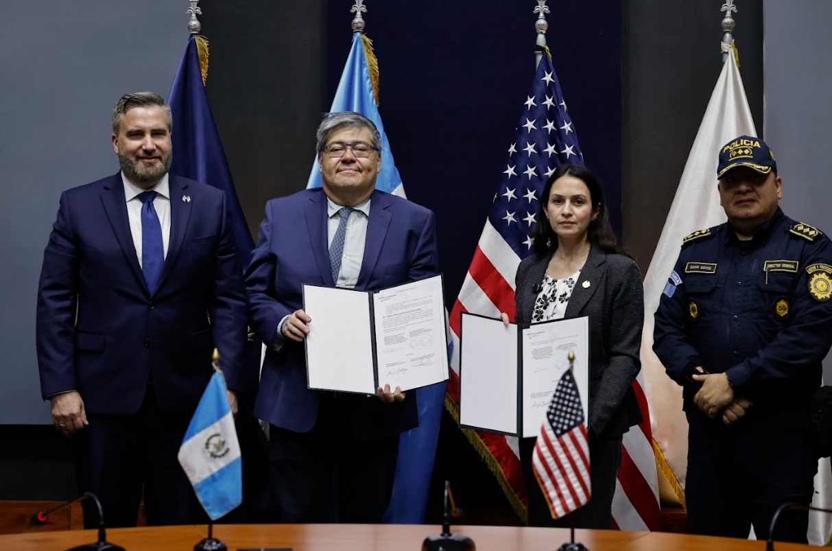 Ministro de Gobernación, Francisco Jiménez, junto a autoridades de Estados Unidos en la firma del memorándum. / Foto: Álex Jacinto.