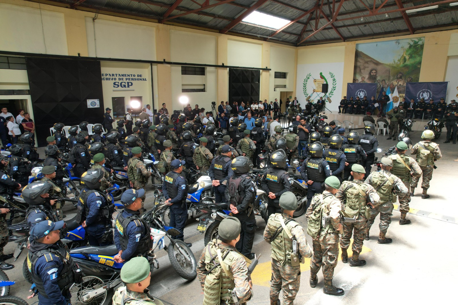 Comisarías 12, 15 y 31 reciben refuerzo con 144 agentes y 72 motos