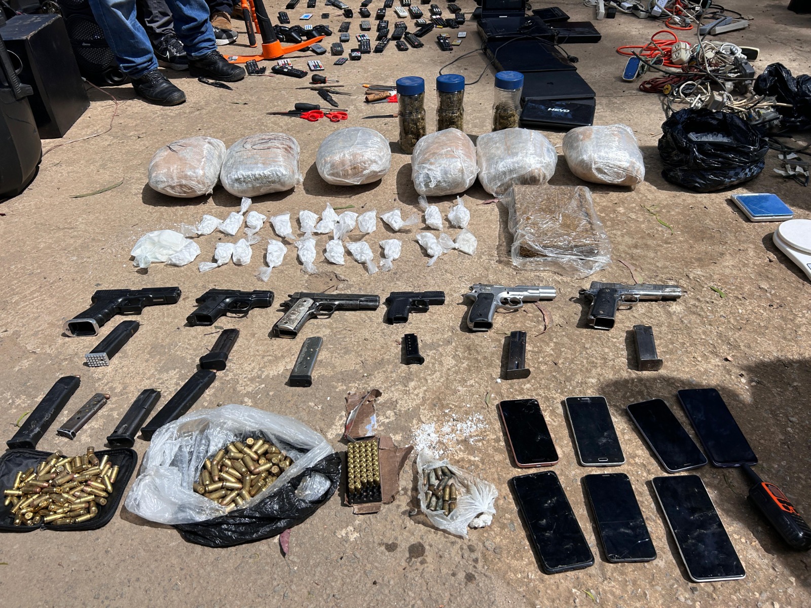 Durante la inspección se encontraron seis pistolas, de las cuales dos tenían reporte de robo. / Foto: PNC