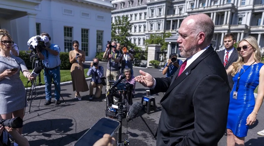 Tom Homan, zar de la frontera de Estados Unidos, dice a la prensa que las redadas continúan enfocados en "criminales".