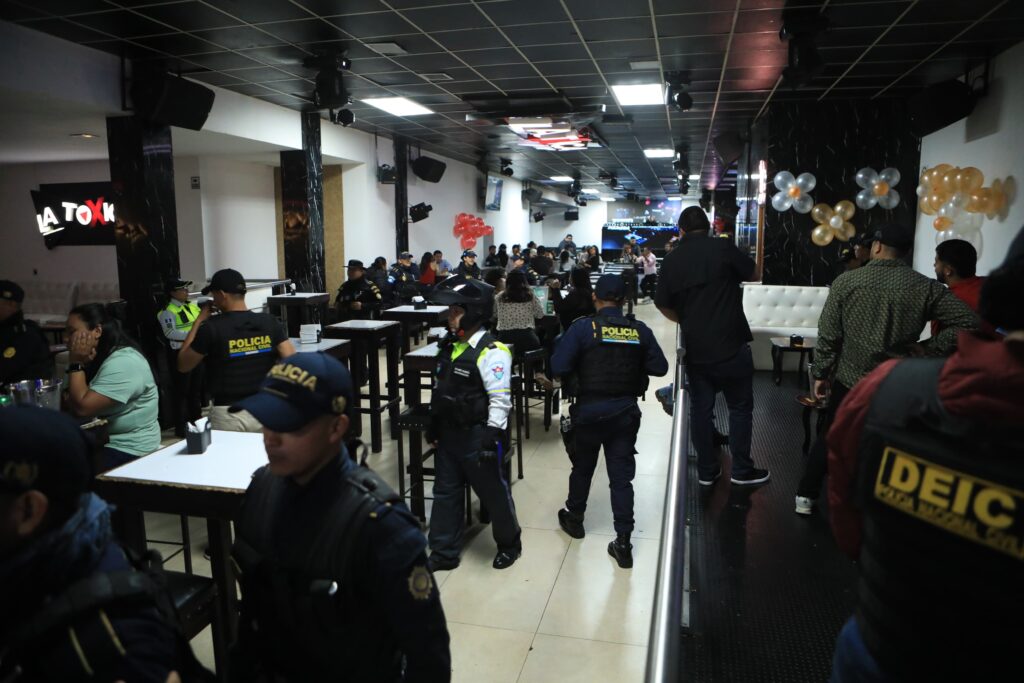 Clausuran varios centros nocturnos en zona 10 durante operativos