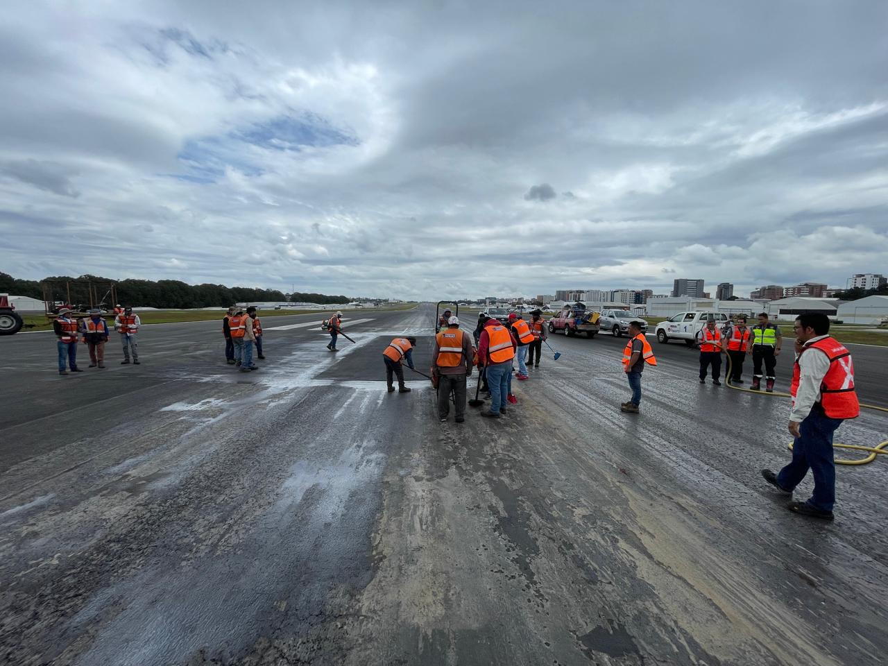 Finalizan trabajos en pista de aterrizaje y aeropuerto La Aurora ya funciona con normalidad