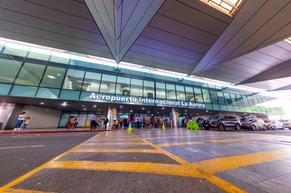 Pista de aeropuerto La Aurora estará cerrada por nueve horas por seguridad operacional
