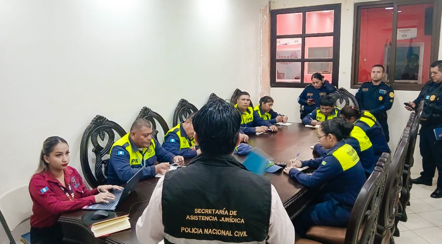 Capacitan a policía municipal de La Libertad para fortalecer seguridad local y atención ciudadana