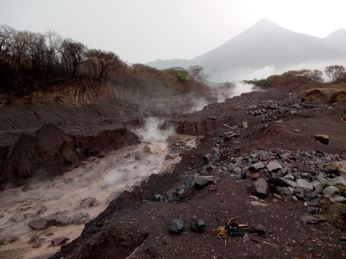 Descenso de lahares en el volcán de Fuego. / Foto: Archivo de Conred.