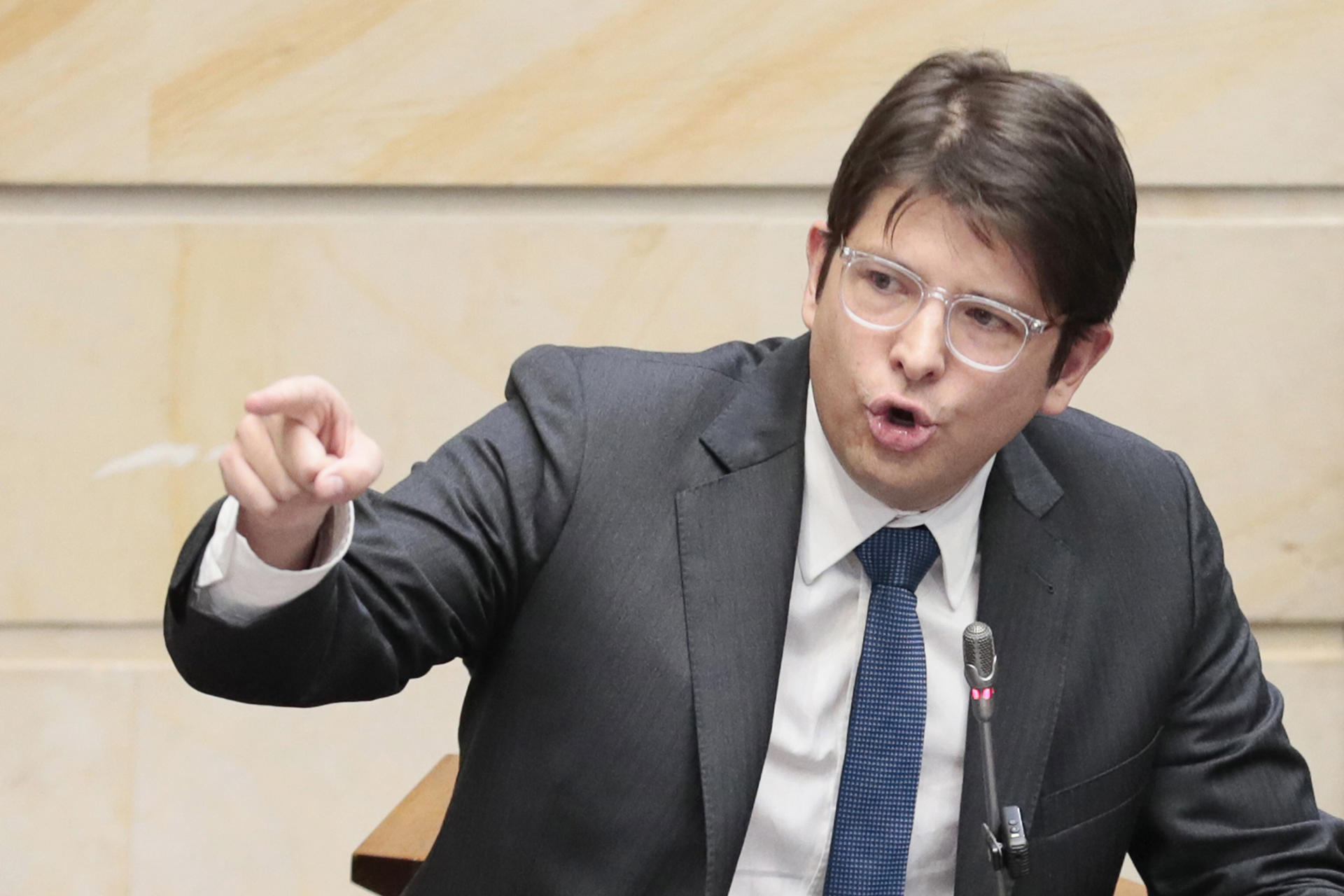 Presidenta en funciones Karin Herrera condena atentado contra el colombiano Miguel Uribe