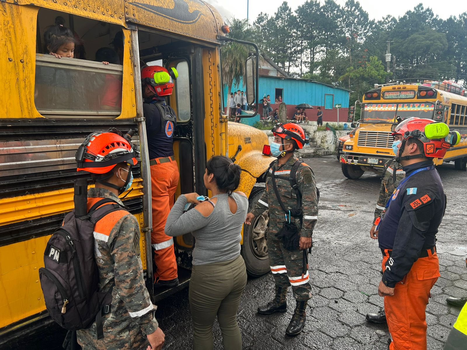 Volcán de Fuego: Ejército resguarda a evacuados y albergues