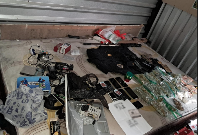 Durante los registros, los agentes identificaron una estructura asociada a la mara "Salvatrucha". / Foto: PNC.