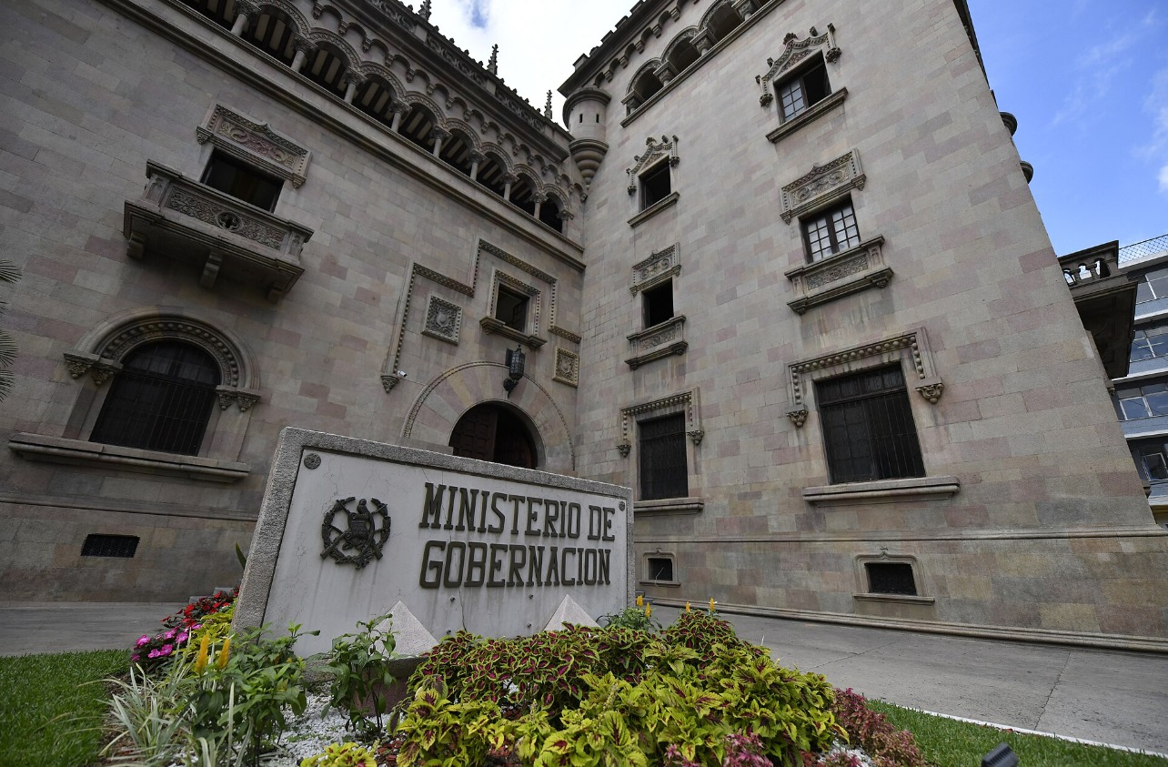 Ministro de Gobernación ordena investigar actuar de PNC en Izabal y denuncia a civiles armados